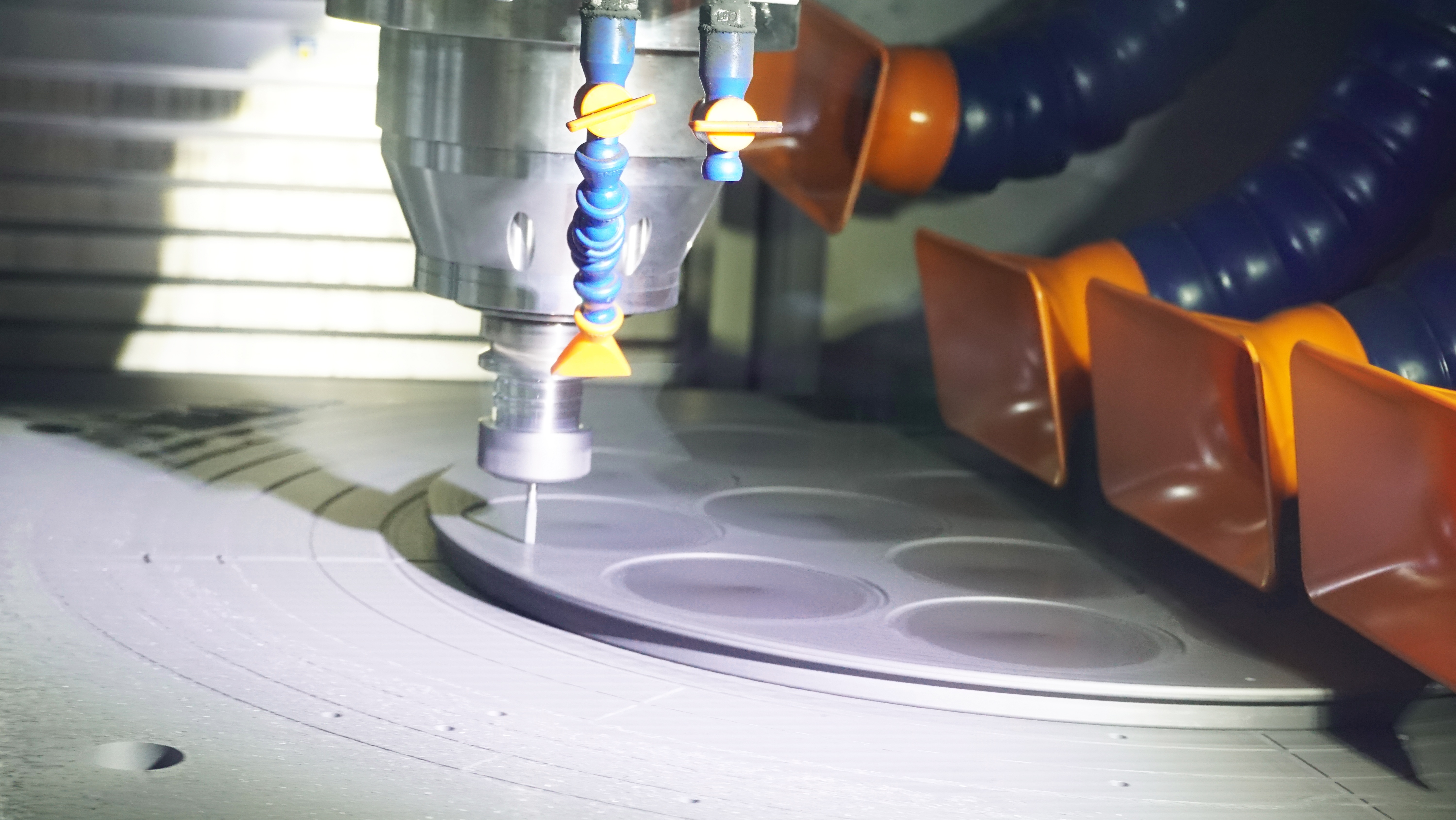 Ing jero VETEK CNC Precision Machining Workshop: Mbangun Pondasi Komponen Semikonduktor Kemurnian Tinggi